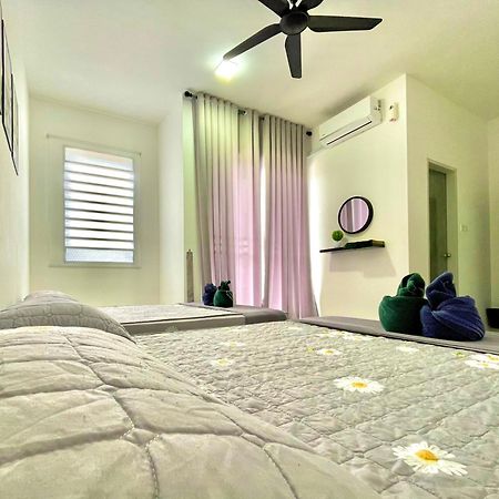 Hanan Homestay Klebang Ipoh With A View Of Mount Korbu, For Musl!M Only!! Екстер'єр фото