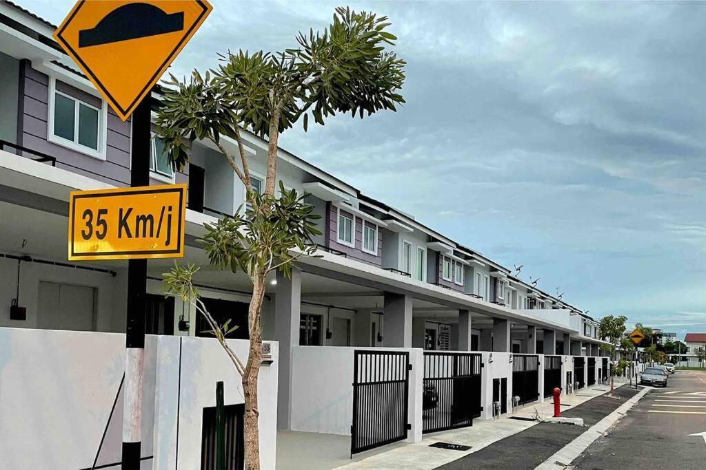Hanan Homestay Klebang Ipoh With A View Of Mount Korbu, For Musl!M Only!! Екстер'єр фото