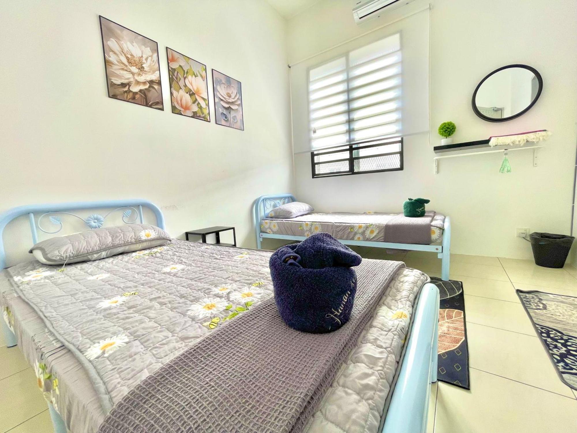 Hanan Homestay Klebang Ipoh With A View Of Mount Korbu, For Musl!M Only!! Екстер'єр фото